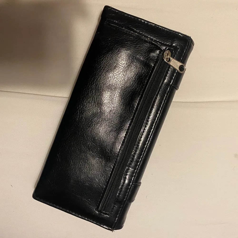 Säljer denna skit snygga plånbok. Den är i jätte bra skick. Undrar man över något så är det bara att kontakta mig.. Väskor.