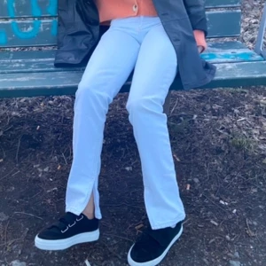 Zara Jeans  - Populära jeans med slits från zara använda en gång och tyvärr för små, skriv för fler bilder:) 