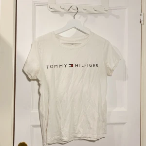 Tommy Hilfiger t-shirt - Köpt på pacsun i USA, använd fåtal gånger. Stryker den SÅKLART innan om någon vill ha den.                          Nypris: 600kr