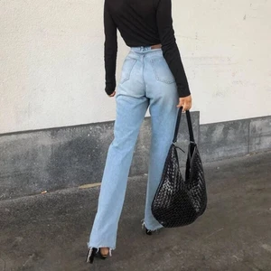 High waist raw hem straight jeans - Säljer dessa populära (och slutsålda) raka jeansen från NA-KD, nypris 499kr. Sitter så bra vid midjan! Säljer då de är lite för korta för mig (är 177cm). Första bilden är lånad, frakt tillkommer på 88kr