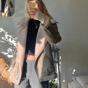 jacka - superball höst/vinterjacka i mockaliknande tyg och med fordring! jättemysig och rymlig! storleken är xs men passar som oversize!