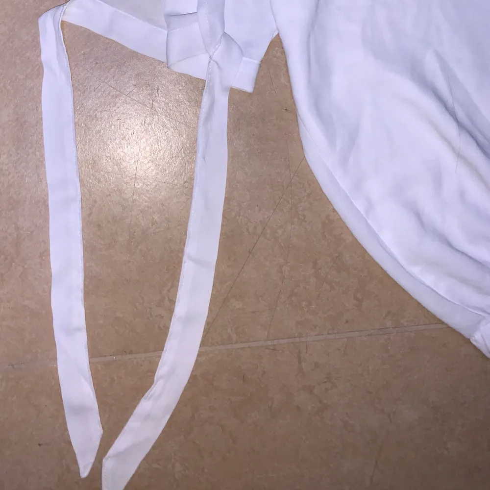 Säljer en väldigt fin vit blus, använt ett antal gånger, perfekt för dig som söker något lite extra finklätt plagg, väldigt bekväm att ha på sig, finns på gröna linjen, tar emot Swish & kontanter :). Puserot.