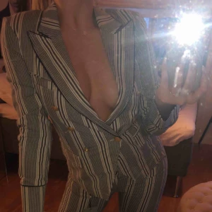 Hunkydory set - Hunkydory Stripe Blazer och Billy Striped Pant Kavaj strl XS  Byxa strl S  Färg: Indigo/Ecru stripe   Sitter som en smäck!  Skick: Oanvänd, endast provad. Lappar sitter kvar. Köpt: Nelly.com 3 år sen   Ord pris blazer 2999:- Ord pris byxa 1795:-