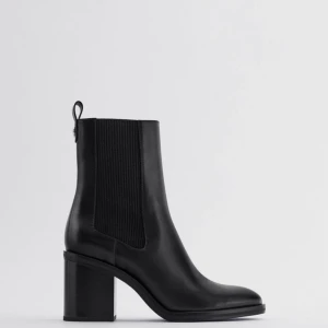 Skor Zara, boots - Boots från Zara i storlek 38. Nypris 500kr. Aldrig använda med prislapp kvar. 