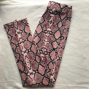 Reptil tights  - Reptilmönstrade tights från Cubus. Står xs men passar s också imo. Lite blankt tyg, använt 1-2 ggr. 