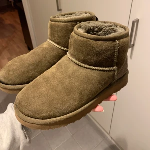 Uggs - Mörkgröna uggs storlek 36. 