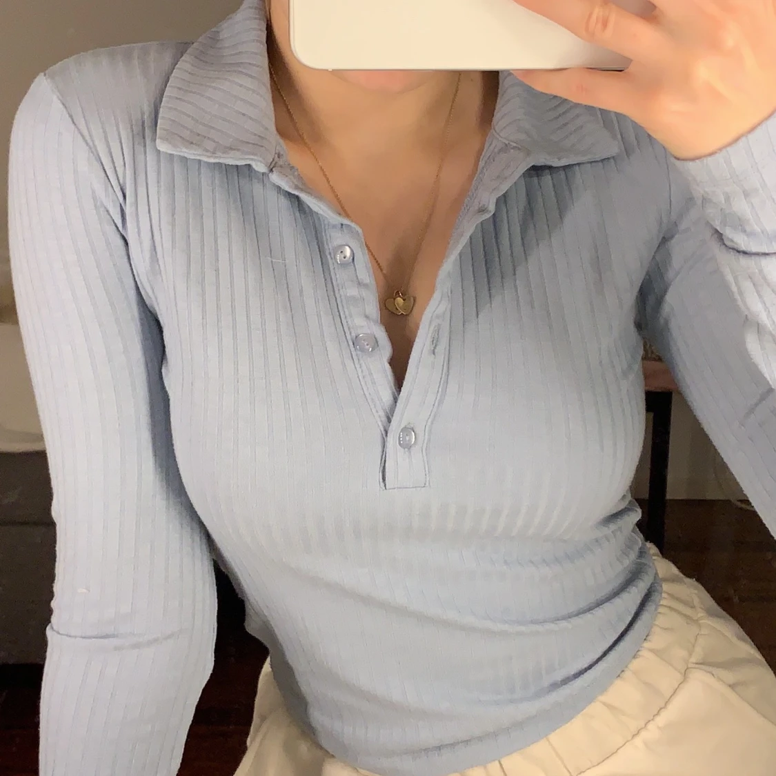 Ljusblå tröja med knappar