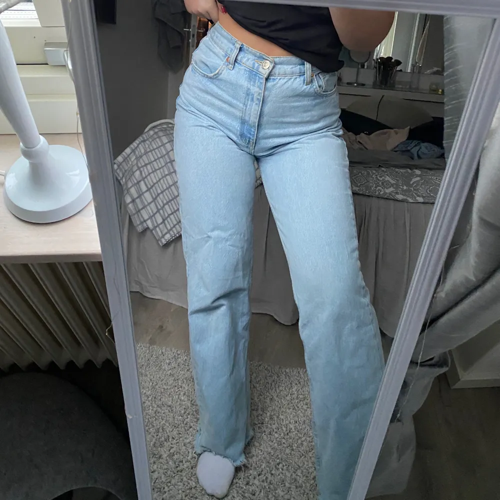 säljer mina superfina jeans från zara i storlek 38, passar mig som vanligtvis har 36/38 i jeans från zara. Jag har klippt av dom själv men jag tycker bara att det ger en extra detalj med det slitna längst ner💕 (modellen är 90s full length och är slutsålda). Jeans & Byxor.