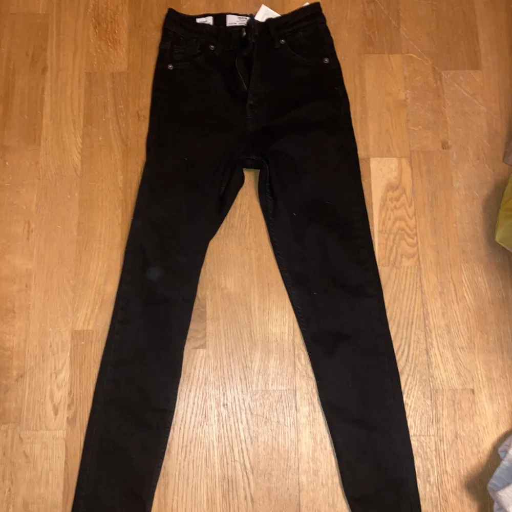 Basic svarta skinny jeans från Bershka i storlek 34. Dom är i jätte fint skick då jag aldrig fått användning av dom pga att jag råkade beställa 2 av samma.. Jeans & Byxor.
