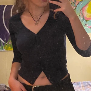 Blå tröja/kofta - Supersöt marinblå croppad tröja/kofta. Storlek XS men passar XS-M beroende på hur man vill att den ska sitta. Jag är en M för referens. Frakt är 63 kr eller mötas upp i Stockholm