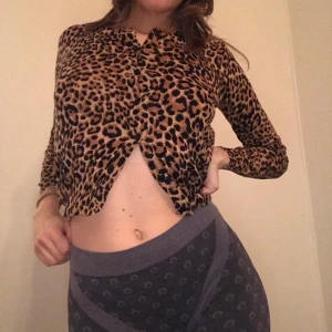 Y2k tröja - Tröja/kofta med knappar som går hela vägen. Jag har S 🧸