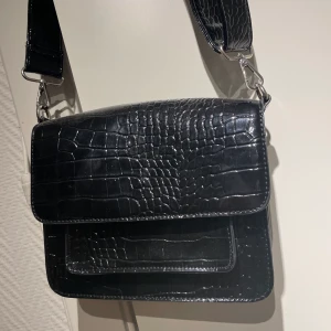 hvisk väska - Snygg väska från hvisk. Mycket fint skick. Ordinarie pris runt 700. frakt 50kr