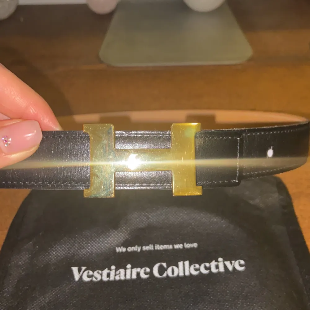 Im selling a vestiaire collective certified Hermes belt with a gold buckle. The leather belt is reversible and is in a good condition. Size: 24mm, length is 65. Can be picked up at my adress near Malmö Stadion. Or meet in the city. Cash only.. Accessoarer.