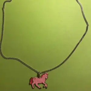 silver kedje halsband med en rosa häst :))