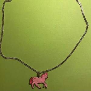 silver kedje halsband med en rosa häst :))