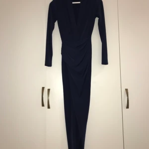 Aftonklänning  - Säljer eftersom att jag inte har någon användning för det längre🤗 jättefin klänning med ”lagom” urrigning vid bröst o en väldigt fin slits vid benet som inte stör. 