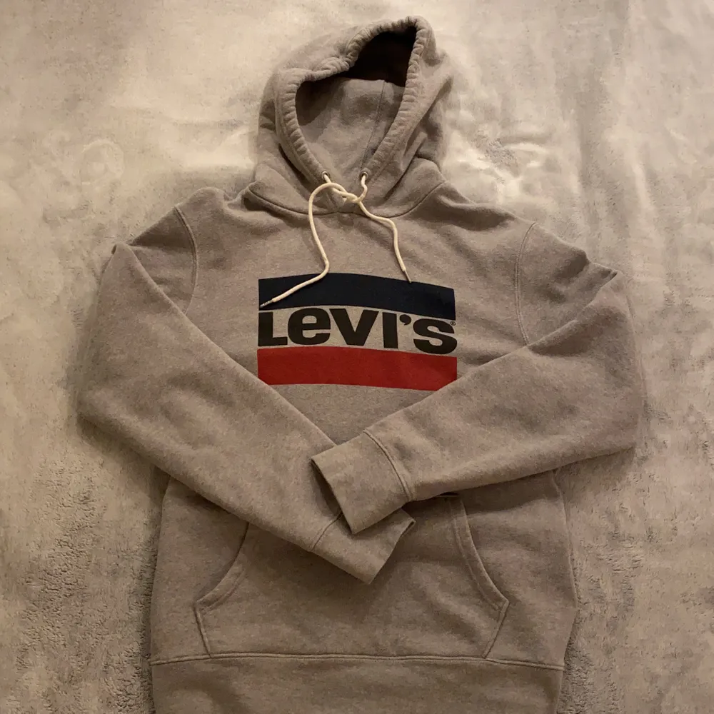 Säljer min gråa Levi’s hoodie jag köpte i Polen för 2 år sedan🤍 Sparsamt använd, väldigt bra skick. Storlek är M men passar mig som har L också och så tänka mig att den sitter svinsnyggt på S/M!. Hoodies.