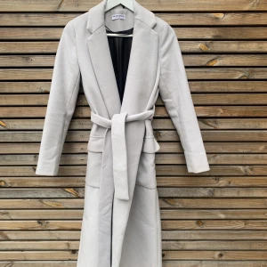 Ljusgrå kappa - Ljusgrå kappa från Glamorous (Nelly.com). Fint skicka och varm kappa. Använd någon enstaka gång