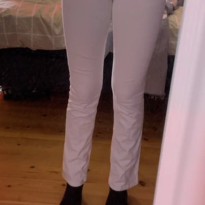 Jeans  - Säljer dessa jeans från Gina. De är utsvängda nertill. Dem är lite lågmidjade.  De passar inlängden på mig som är 176 cm. Det är bara att höra av sig om det är några frågor☺️