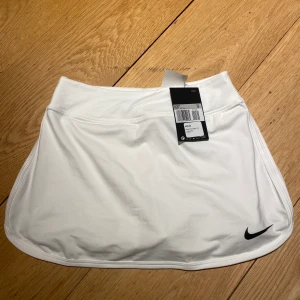 Tenniskjol - BUDA! Tenniskjol från Nike, originalpris 450kr, aldrig använd (lapp fortfarande på). 🎾  Möts i Sthlms innerstad eller fraktar för 66kr! Budgivning avslutas 10/1 18:00. Budar du måste du vara redo att köpa! 💜