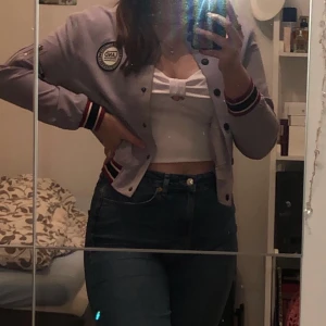 lila bomberjacka - superfin tunn bomber jacka med en babylila färg💜 väldigt lent material och sitter snyggt som en kofta till ett linne exempelvis. Fejkfickor på var sida men en riktig på vänster överarm.