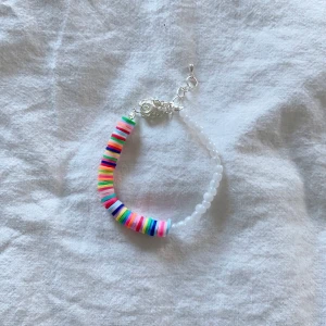 Colin Armband - Här har vi armbandet från Colins kollektion. Han älskar babblarna och därför är hans kollektion färgglad då han gillar alla färger🌈 Colin gillar brandbilar, älskar att äta pasta och tycker också om katter🧸 20% av varje produkts vinst går till Barncancerfonden. Kolla även in våra andra kollektioner! 