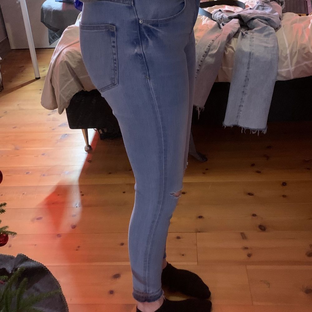 Jeans från lager 157 de är medelmidija. Jag är 176 cm. Man kan klippa kanten på dem för de är redan ”fransiga” om det är så. De är lite korta på mig men de funkar, säljer dem för det är inte min stil riktigt. . Jeans & Byxor.