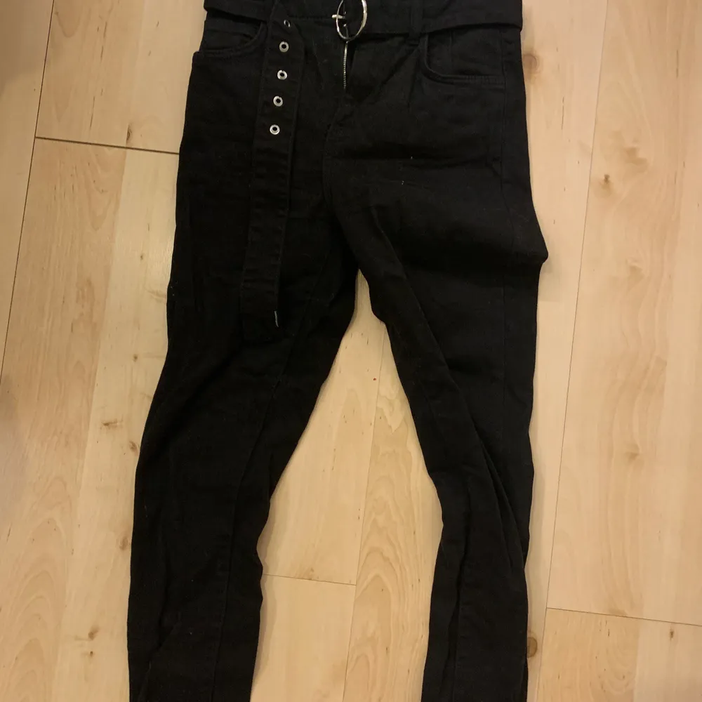 Svarta jeans med skärp från berhka, tyvärr för små för mig, använda fåtal gånger.. Jeans & Byxor.