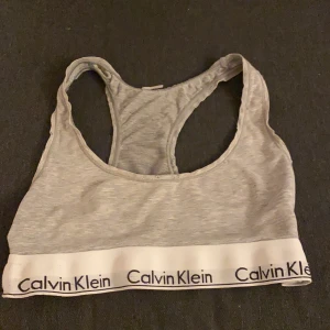 Calvin Klein topp  - Calvin topp i storlek s. Den har blivit tvättad, så inte i jättebra skick. Finns lite hål. Därav säljer billigt 
