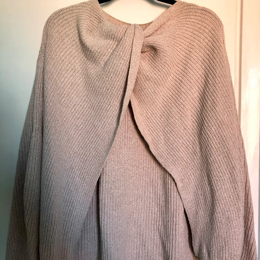 Gammelrosa stickad tröja från H&M trend med fina detaljer och öppen rygg. Lös passform. Mycket bra skick. . Stickat.