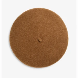 Fransk beret - Helt ny beige färgad oanvänd, stolek L. Passar de som har lite större huvudomkrest. Säljs pga råkade beställa 2 st. 100% ull. Frakt 24kr. 