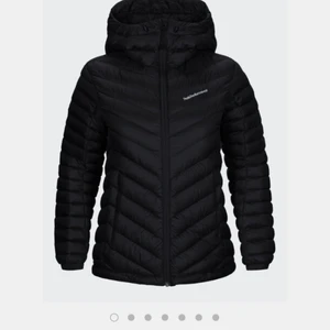 Helt ny PeakPerformance Jacka strl. S - En PeakPerformance jacka helt ny i bra skick, rökfritt och djurfritt. Kan skicka egna bilder på jackan. Köpte den för ordinarie priset och säljer den betydligt billigare och budet kan sänkas vid snabbköp. Jag står för frakten.