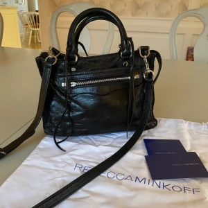 Rebecca Minkoff väska - Väska från Rebecca Minkoff. Inköpt på Jackies för ca 3000 kr. Extra ”fransar” och dustbag medföljer. Gott skick.