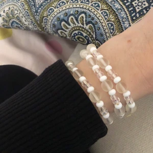 söta armband  - fina armband med glaspärlor som passar alla då de är töjbara ⛅️ 7 kr styck eller alla för 20 kr. frakt på 11 kr tillkommer  