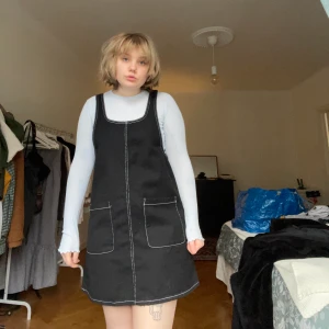 Svart jeansklänning med vita sömmar - Sparsamt använd, stora fickor 