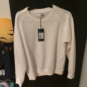  - Sweater från MTWFSS WEEKDAY Oanvänd och i superbra skick  Storlek small men är ganska stor så passar iaf M   Frakt betalas av köparen ~ pris kan diskuteras  