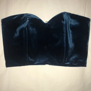 Korsett - Vill kolla intresse för denna mörkblåa korsett/tubtopp i velvet material. Hjärtformad i fram och kedja i bak. Croppad. 