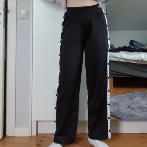 Popper pants - Ett par "popper pants" från madlady med knäppning på sidorna. Supersköna och snygga! Byxorna är i bra skick men kommer inte till användning tillräckligt mycket av mig så därför säljer jag dem!🥰