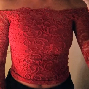 Röd off-shoulder i spets - Röd och fin off-shoulder i spets. Använd en gång så i nyskick. Stl XS med långa ärmar. 70 kr plus frakt.