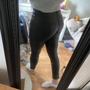 Skin/läder byxor  - Endast provade på bilden och när jag fick hem dem! Storlek M men den är mycket mer som en s/xs