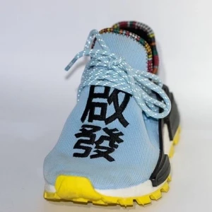 Human Race Nmd strlk 39 1/3 - Nästintill oanvända human race, kvitto samt orginalbox och tags följer med, extralaces ligger också i lådan. En tidigare ägare men då fel storlek så endast använda en gång. Skuggorna i bilderna ser ut som smuts men de är rengjorda! Köpta för 2600kr