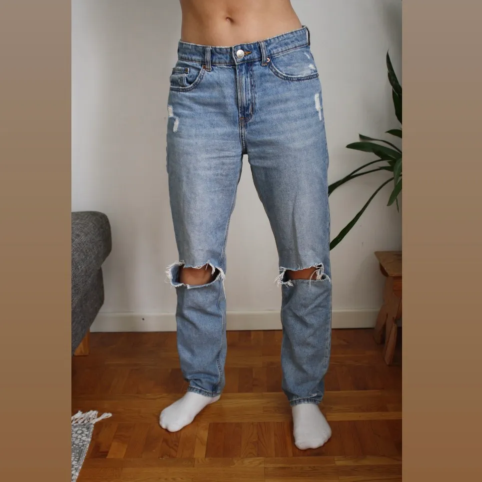 Ljusa jeans från h&m med hål på knäna. storlek 36, längd: 100cm, innrebenslängd: 72 cm. Sköna och snygga, ganska breda i midjan (80 cm). (Intresserad eller har du frågor? Hör av dig:)). Jeans & Byxor.