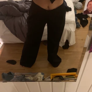 Skostym byxor - Ett par svarta vanliga kostym byxor som tyvärr blivit för stora, dom är utsvängda och stora och långa, jag bruka ha M med dessa är i L☺️