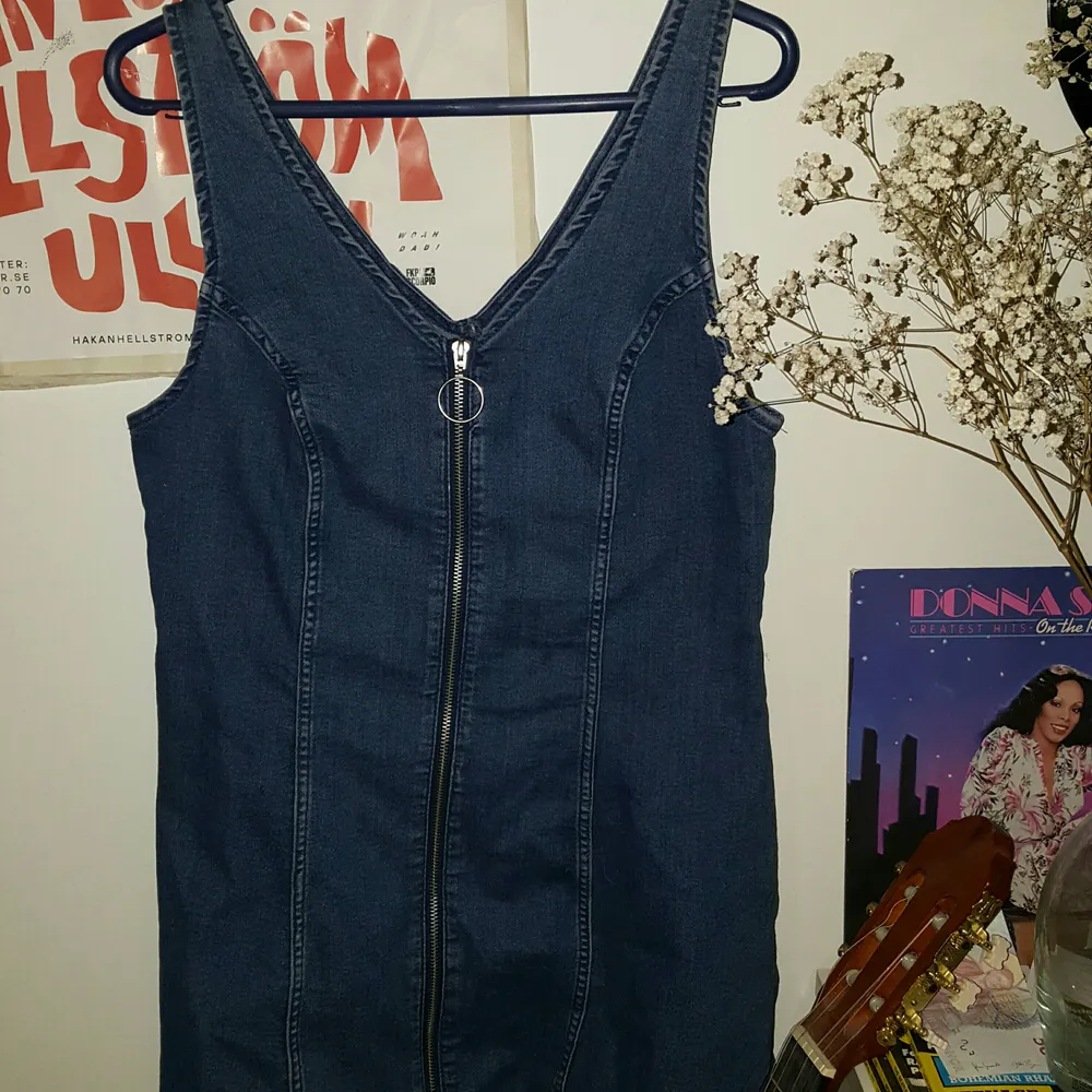 En mörkblå jeansklänning i storlek 44, den sitter dock super på mig som vanligtvis är en 38a. Köpt på H&M och sällan använd, i mycket gott skick. Frakt tillkommer. Kan mötas upp i Stockholm💞. Klänningar.