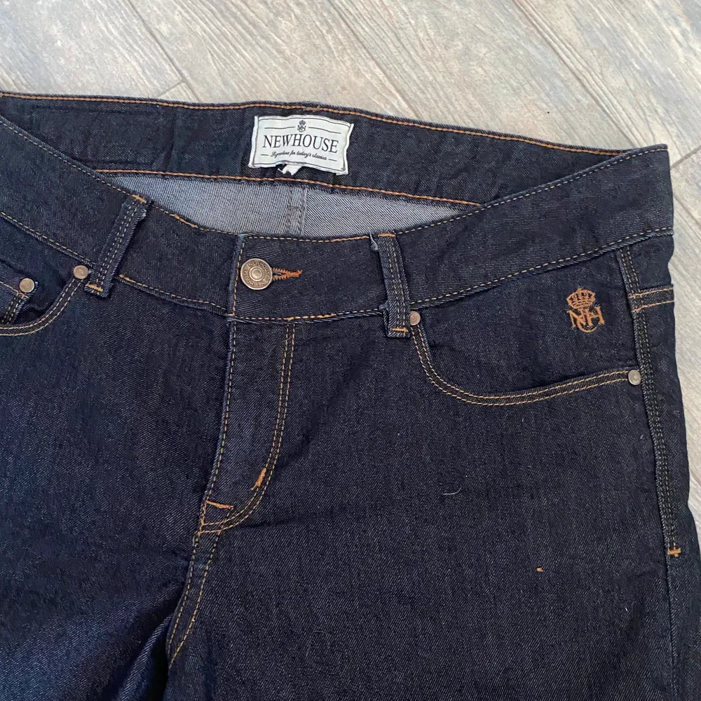 Säljer dessa jeans, frakt: 66kr passar mig som har M💞 innerbenslängd: 81cm Midjemått: 41cm. Jeans & Byxor.
