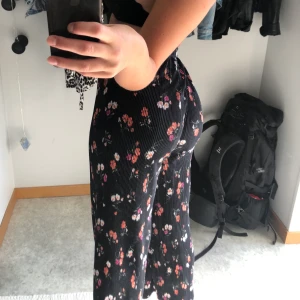 Vida byxor - SÅ snygga highwaist & vida byxor i ett ribbat, nästan sammetstyg. Formar rumpan så snyggt. Säljer då dem är aningen för höga för mig som är relativt kort (162 cm). Frakten är spårbar och inkluderad i priset!🤼‍♂️🤼‍♂️