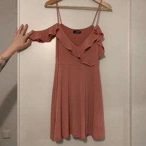 Motel klänning str S - Klänning med volangarmar. Väldigt stretchig och mjuk. (+frakt). 