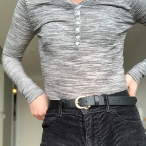 Tajt ribbad topp i strl 34 (passar 32 också) - Tröja köpt i USA, sitter tajt, är ganska tunn och har lite stretch. Säljer pga inte min stil längre🐙