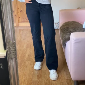 Byxor från Nakd - Svartgrå jeans från nakd i storlek 36 köpta för 599kr. Byxorna sitter skitsnyggt och lägger sig bra på skon, men dom har tyvärr blivit lite för små och för tighta för mig. Jag är 170cm lång och har nu storlek 38-40 på jeans så därför dom är för små. Frakt tillkommer!