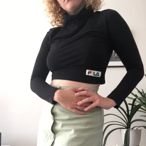 FILA turtleneck  - Croppad turtleneck från FILA med logga i vänstra hörnet 🔥 strl 36 knappt använd, pris 200kr men buda gärna 🌸